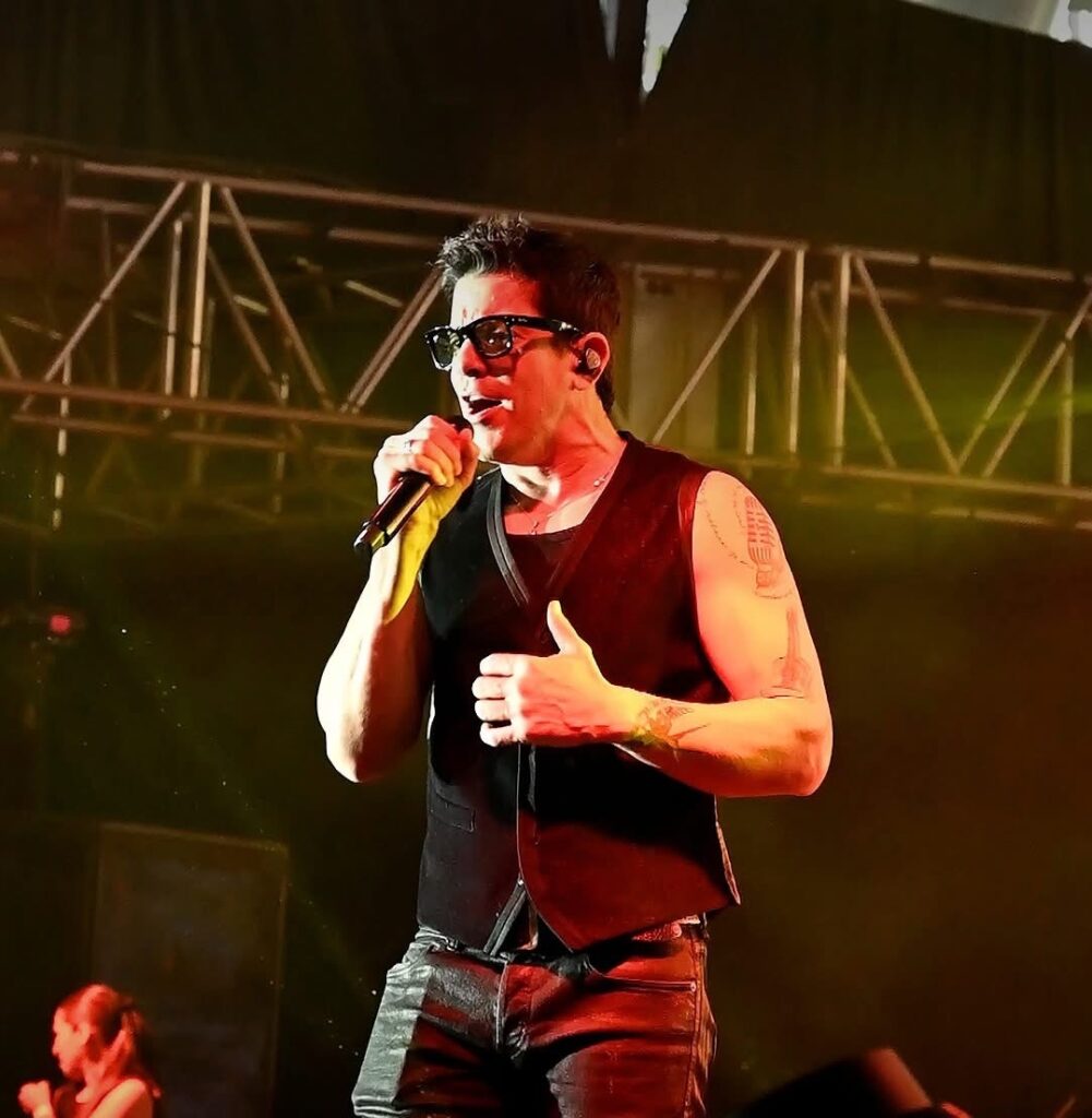 Evento de quince años 2025 en colaboración de MORAMORA , Essence y fundación OCESA con la participación del cantante Yair.